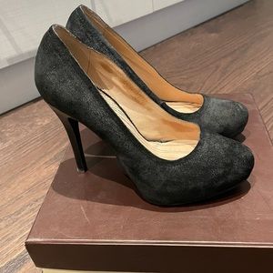 Modern Vintage Black platform pumps! Vintage looking suede.